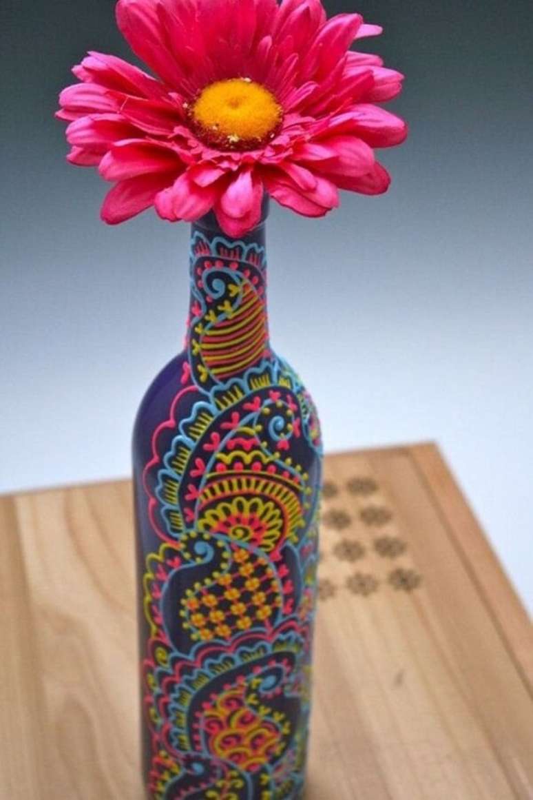 62. Cola colorida traz um destaque especial para as garrafas decoradas. Fonte: Artesanato e Reciclagem