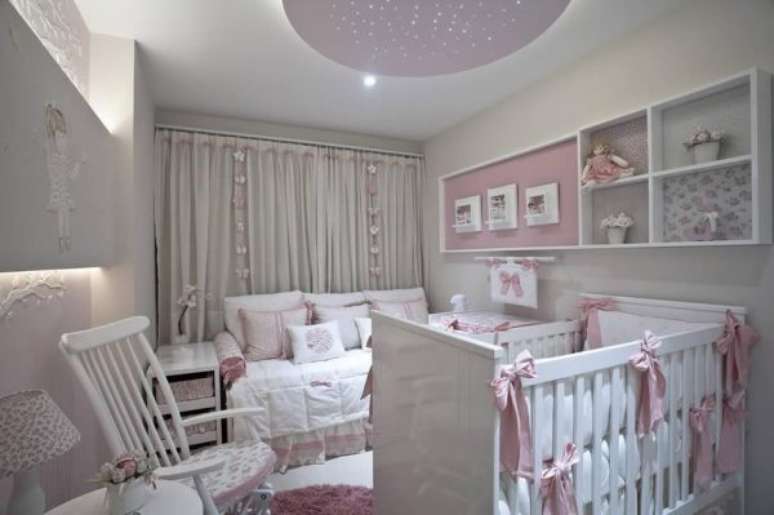 20. Quarto de luxo para bebê com detalhes cor de rosa – Foto: Vanja Maia