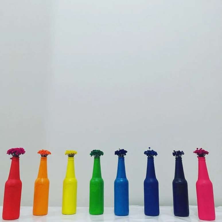102. Garrafas decoradas traga muitas cores para a decora&ccedil;&atilde;o. Fonte: Sepasteli&ecirc;