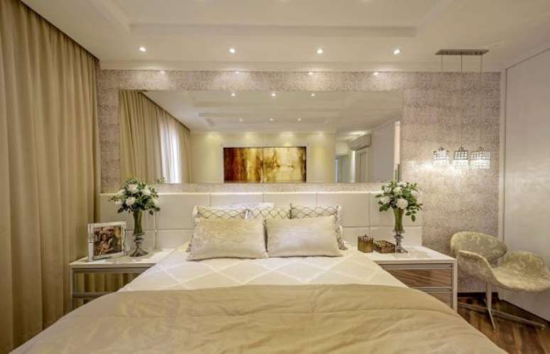 65. Cabeceira de madeira com espelho para o quarto de luxo. &ndash; Foto: Iara kilaris