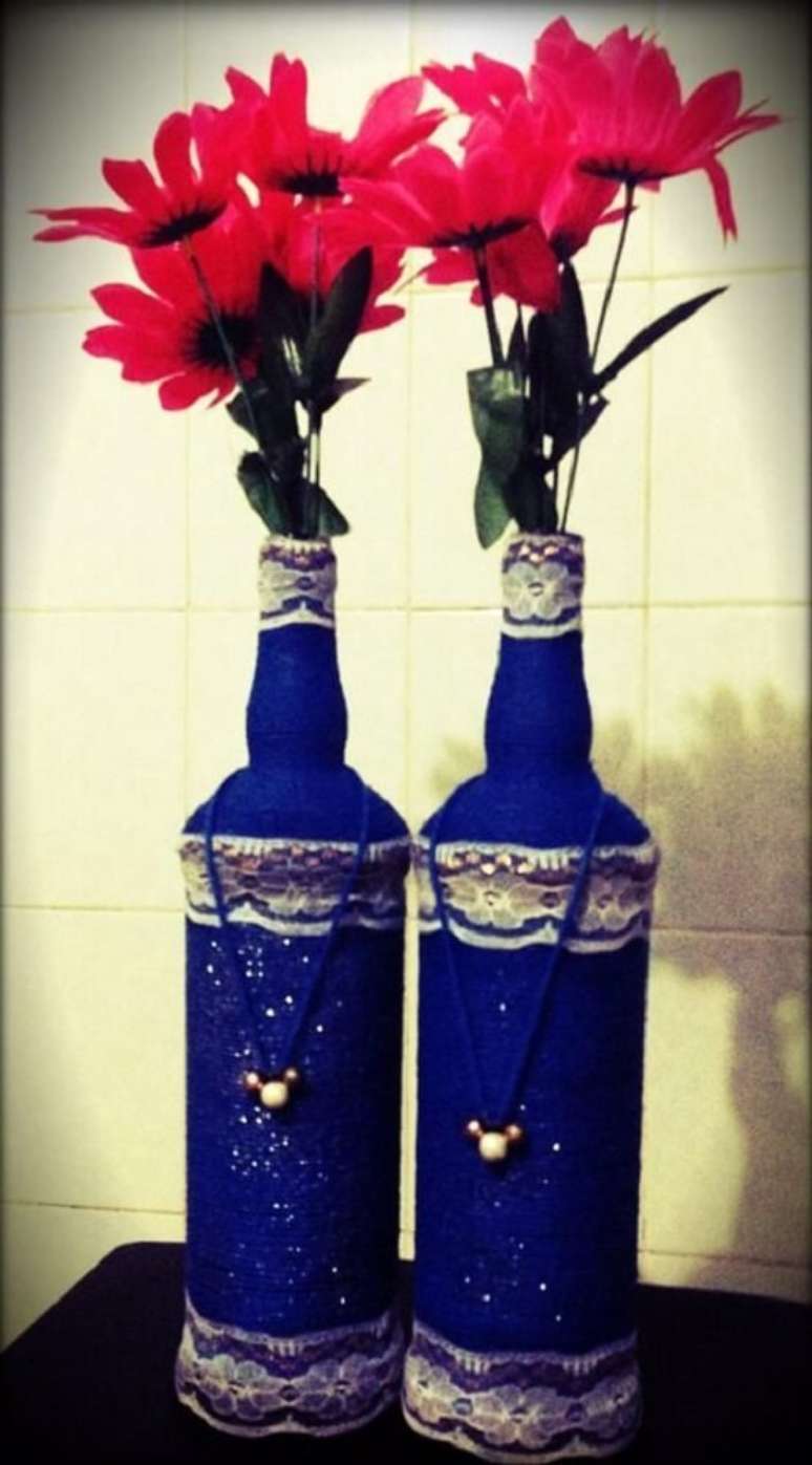 26. Garrafas decoradas com renda e pintada de azul. Fonte: Elo7