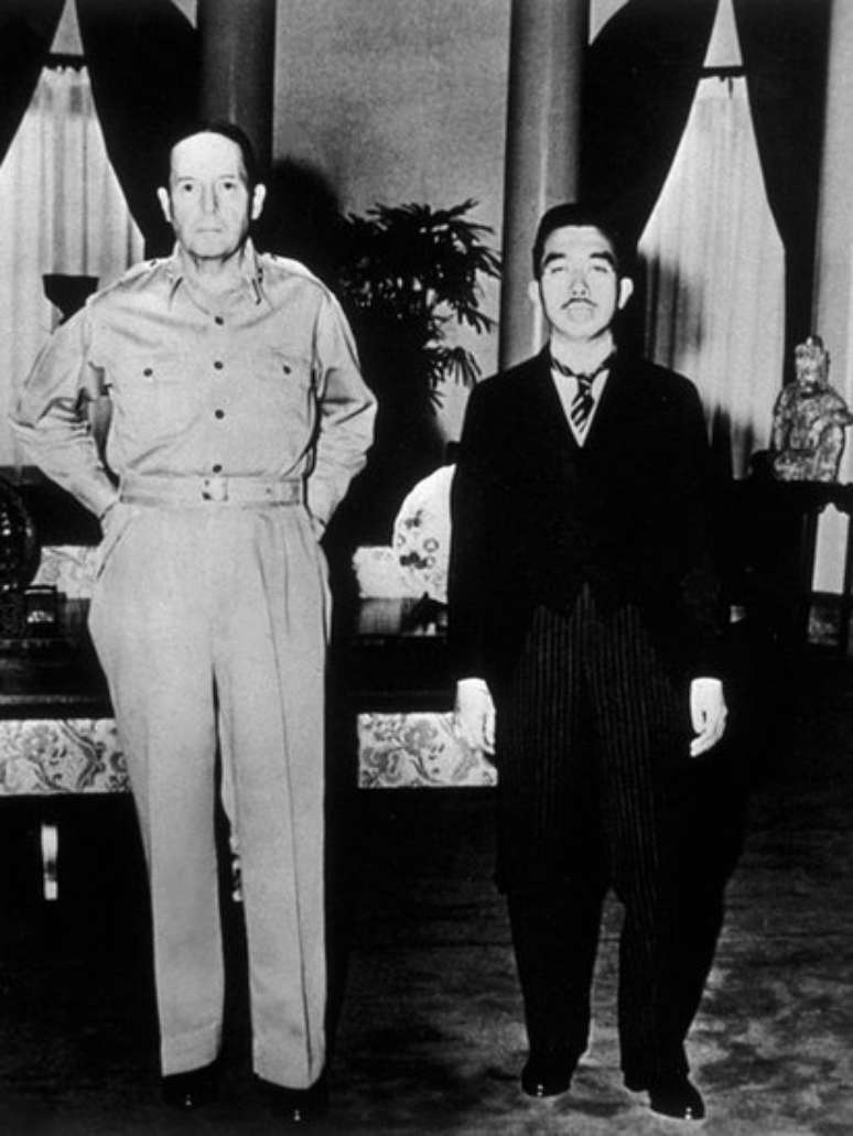 Constituição japonesa foi promulgada durante ocupação americana do país. Na foto, o general dos EUA Douglas MacArthur e o imperador Hirohito