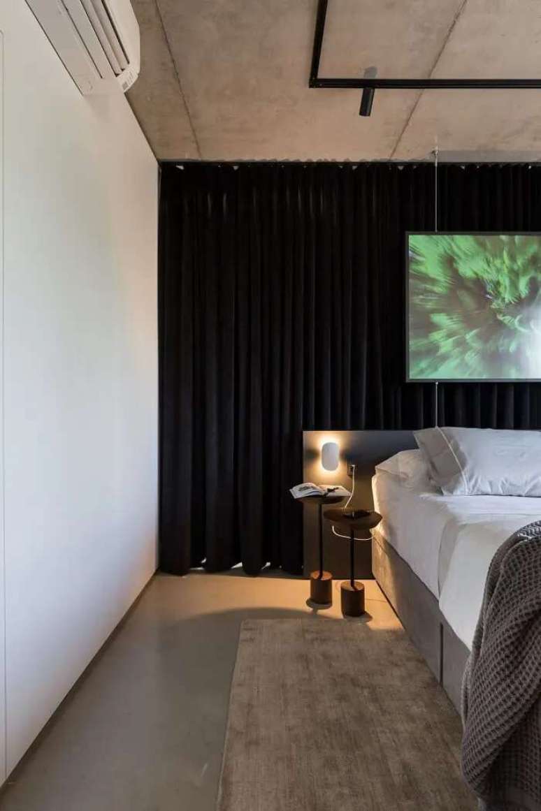 86. Quarto de luxo decorado com cortina preta. Fonte: Keleen Schmidt In&aacute;cio