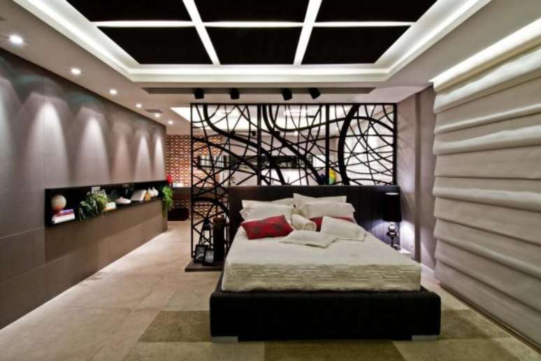 61. Decoração de casa com o painel trabalhado para dividir os ambientes – Foto: Casa Cor