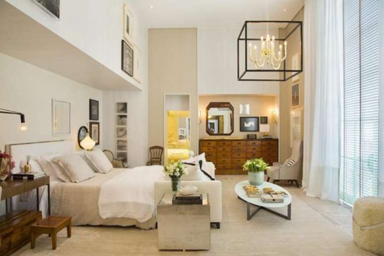 2. Quarto de luxo com paleta de cores claras e bem iluminado. &ndash; Foto: Paola Ribeiro