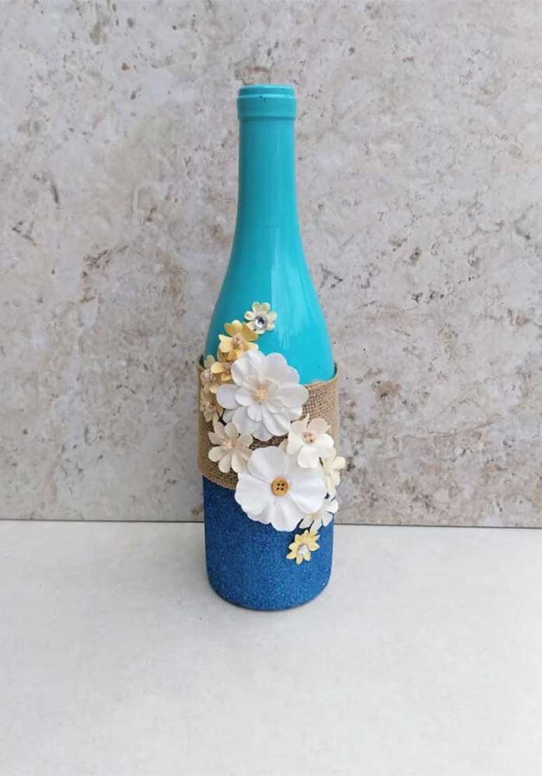 76. Garrafas decoradas com juta e flores de tecido. Fonte: Decor F&aacute;cil