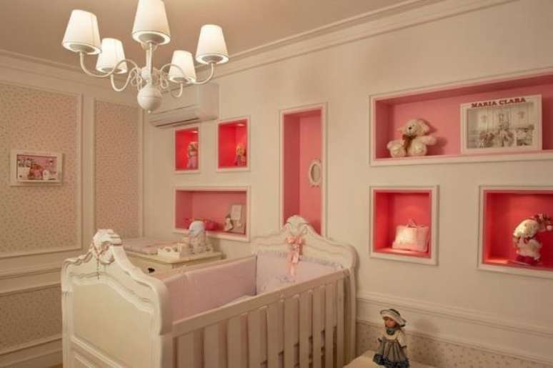 46. Quarto de bebê feminino de luxo com decoração em tons de rosa – Foto: Revista VD