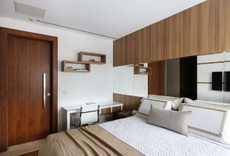 88. Quarto de luxo com parede revestida com madeira e espelho. Fonte: Studio BR