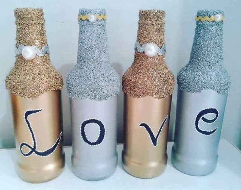 33. Garrafas decoradas com glitter e escrito LOVE. Fonte: Fazendo a Nossa Festa