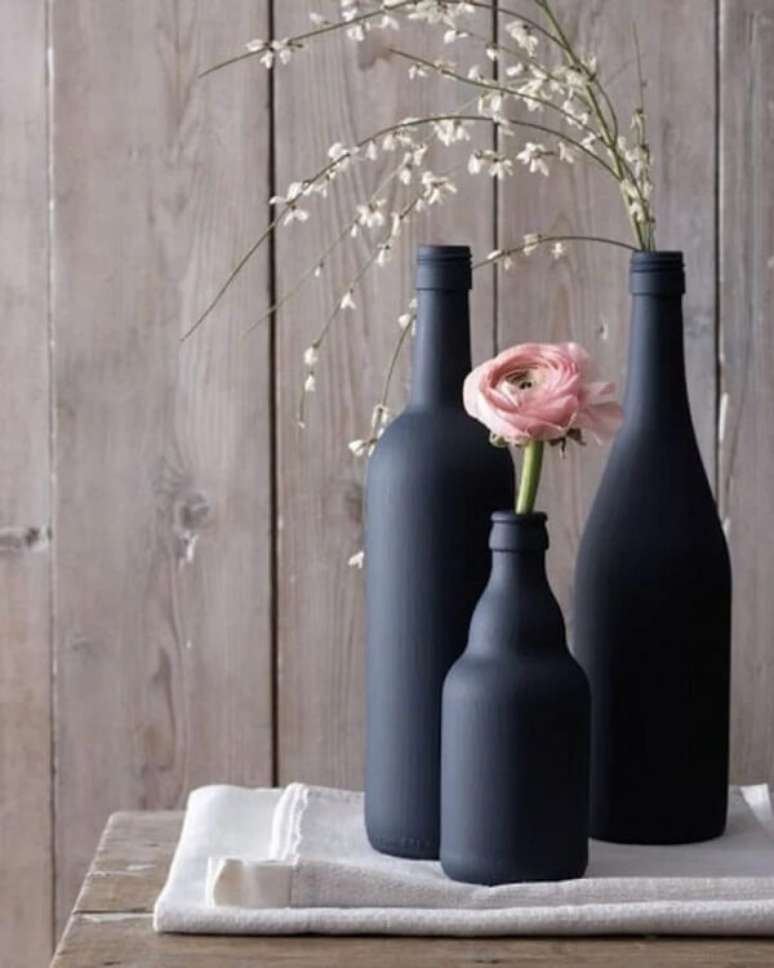 54. A tinta lousa traz um acabamento especial para as garrafas decoradas. Fonte: Follow The Colors