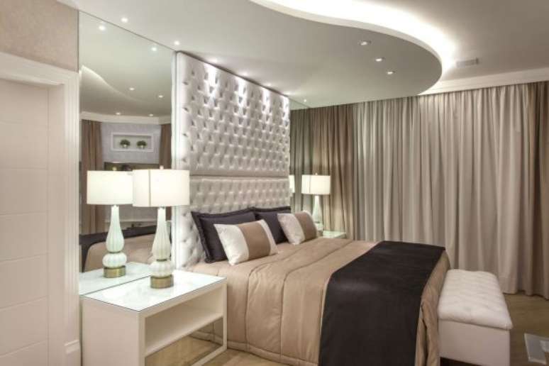 7. Use os espelhos junto da cabeceira para ter um quarto de luxo nos m&iacute;nimos detalhes! &ndash; Foto: Iara Ki Laris