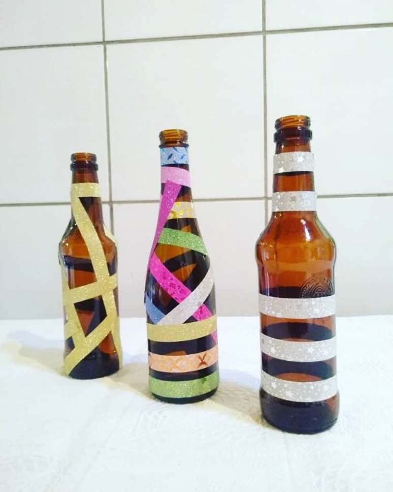 71. Garrafas decoradas com fitas coloridas. Fonte: Estudio Artesanal M&atilde;e e Filha