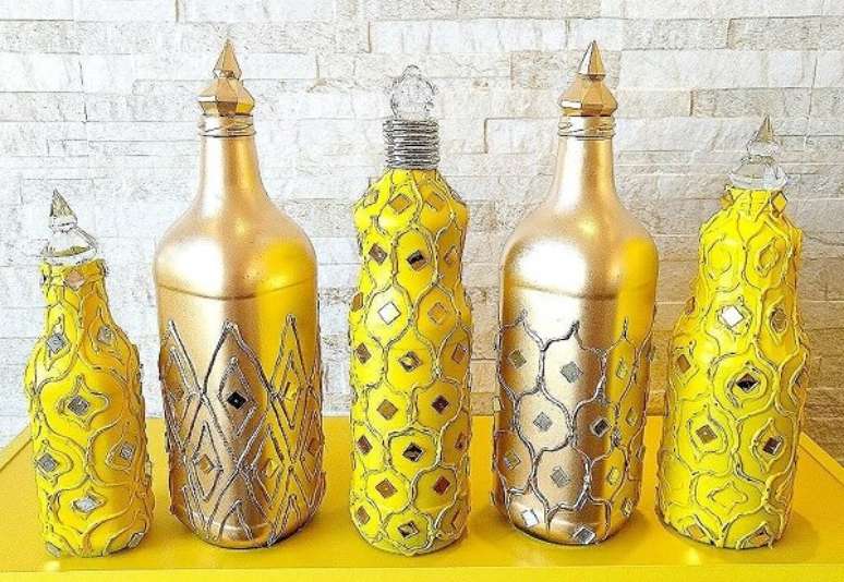 87. Garrafas decoradas nas cores dourado e amarelo. Fonte: Renata Lima Paete