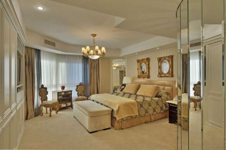 80. Quarto de luxo cl&aacute;ssico com tons neutros e muito dourado! &ndash; Foto: Patricia Palazi Argachof