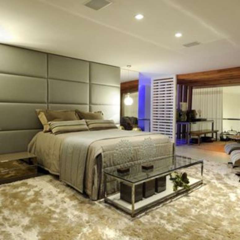 34. Quarto de casal de luxo com cabeceira cinza. &ndash; Foto: Sergio Palmeira