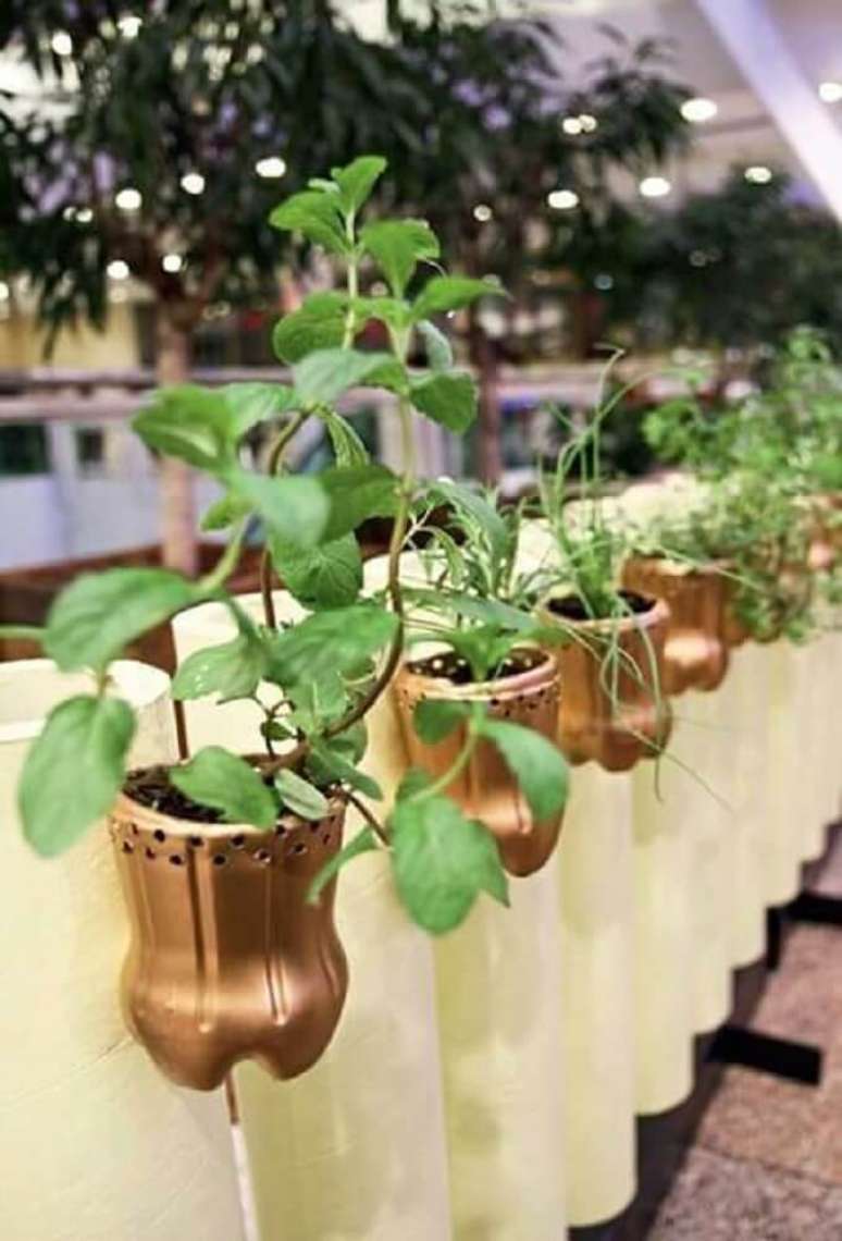 28. Garrafas decoradas em dourado para horta. Fonte: Artesanato Passo a Passo