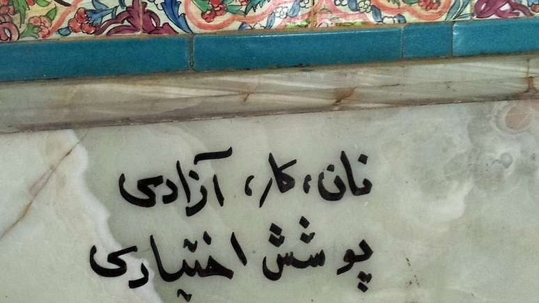 Graffiti escrito: "P&atilde;o, trabalho, liberdade, cobertura volunt&aacute;ria"