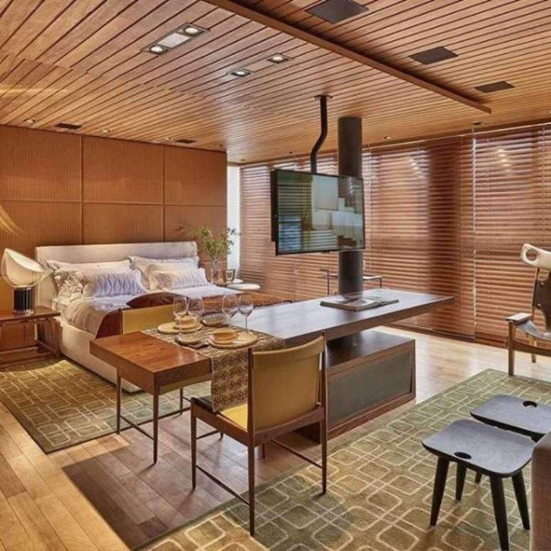 25. Quarto de luxo de casal com persiana marrom. &ndash; Foto: Jomar Bragan&ccedil;a