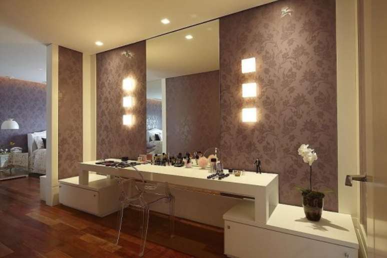 17. Coloque penteadeiras e mesas que s&atilde;o funcionais para o seu quarto de luxo ficar completo! &ndash; Foto: Patricia Covolo