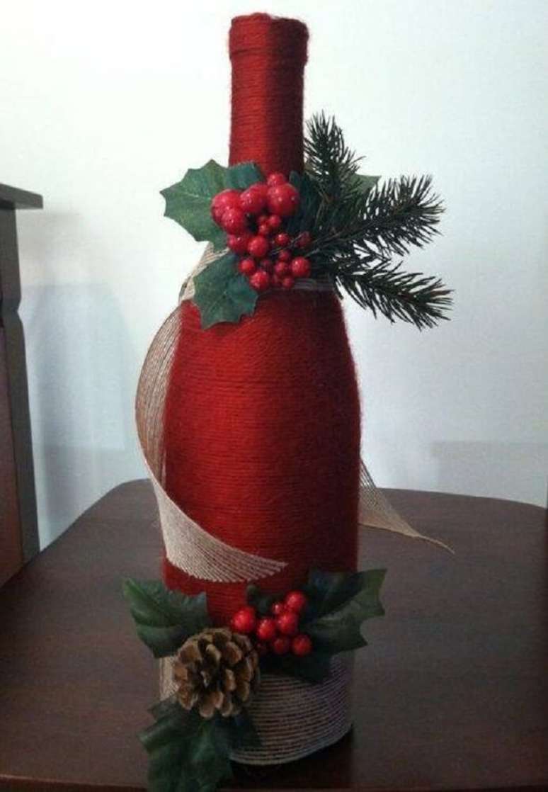 18. Garrafas decoradas em vermelho são ótimas para o Natal. Fonte: Tips and Crafts