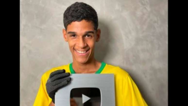 Placa gerou polêmica com Neymar (Reprodução / Instagram Luva de Pedreiro)