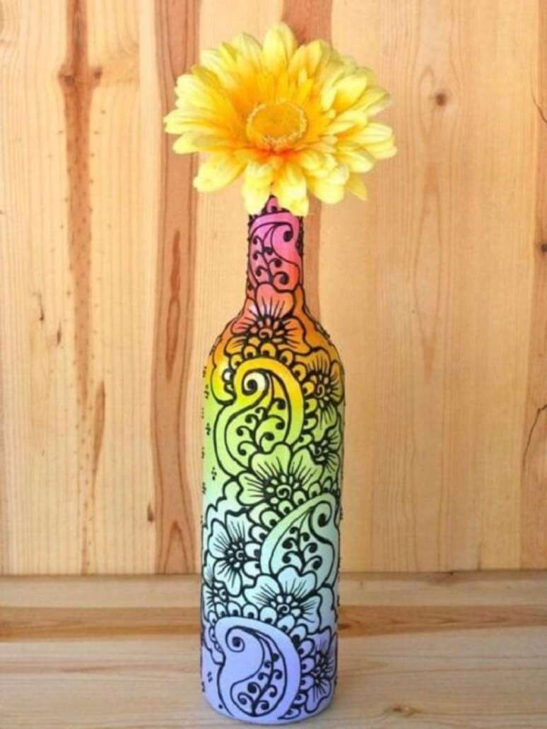 81. Garrafas decoradas com tinta colorida. Fonte: Ana Silva Ceolin Rahal