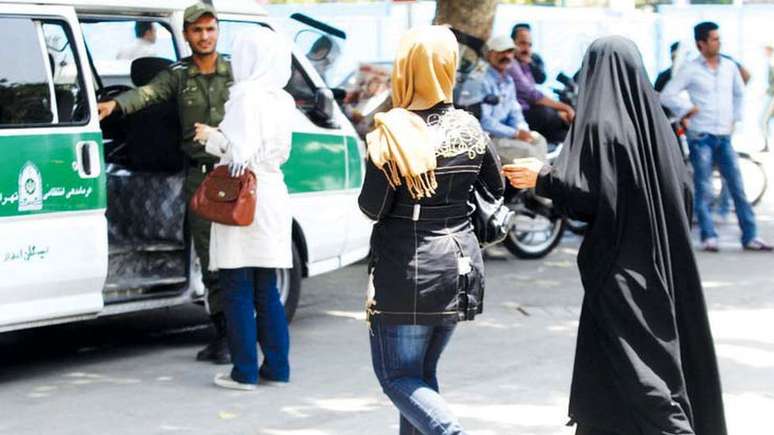 Polícia da moralidade pode prender mulheres por não usarem um 'hijab adequado'
