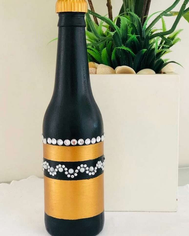 97. Garrafas decoradas preto, dourada e strass formam uma combina&ccedil;&atilde;o perfeita. Fonte: Beth Decor