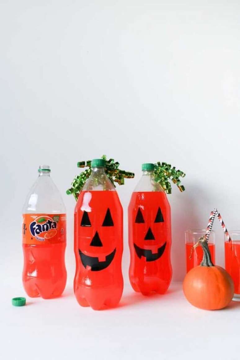 64. Decore as garrafas pet de forma criativa. Fonte: Decor F&aacute;cil