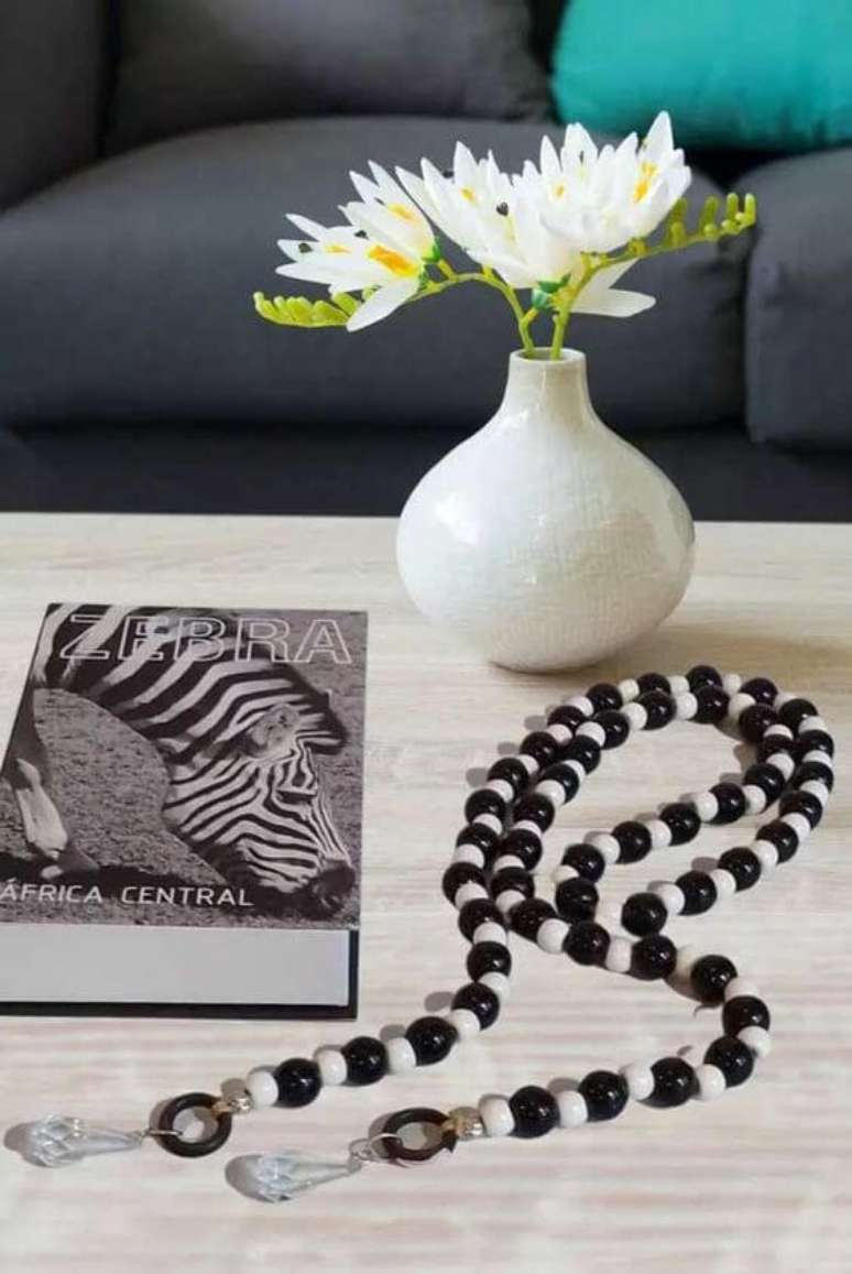 52. Modelo de colar de mesa em preto e branco. Fonte: Decor F&aacute;cil