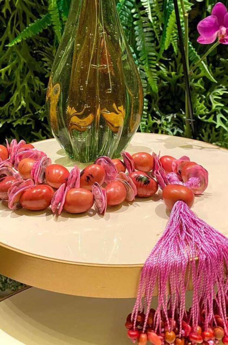 26. Modelo de colar para mesa de centro com pedras coloridas. Fonte: Decor F&aacute;cil