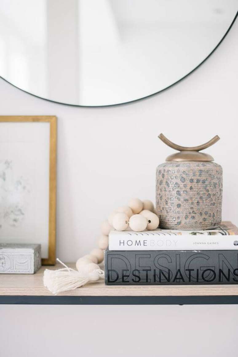 35. Ambiente clean com colar de mesa decorativo. Fonte: 204 Park