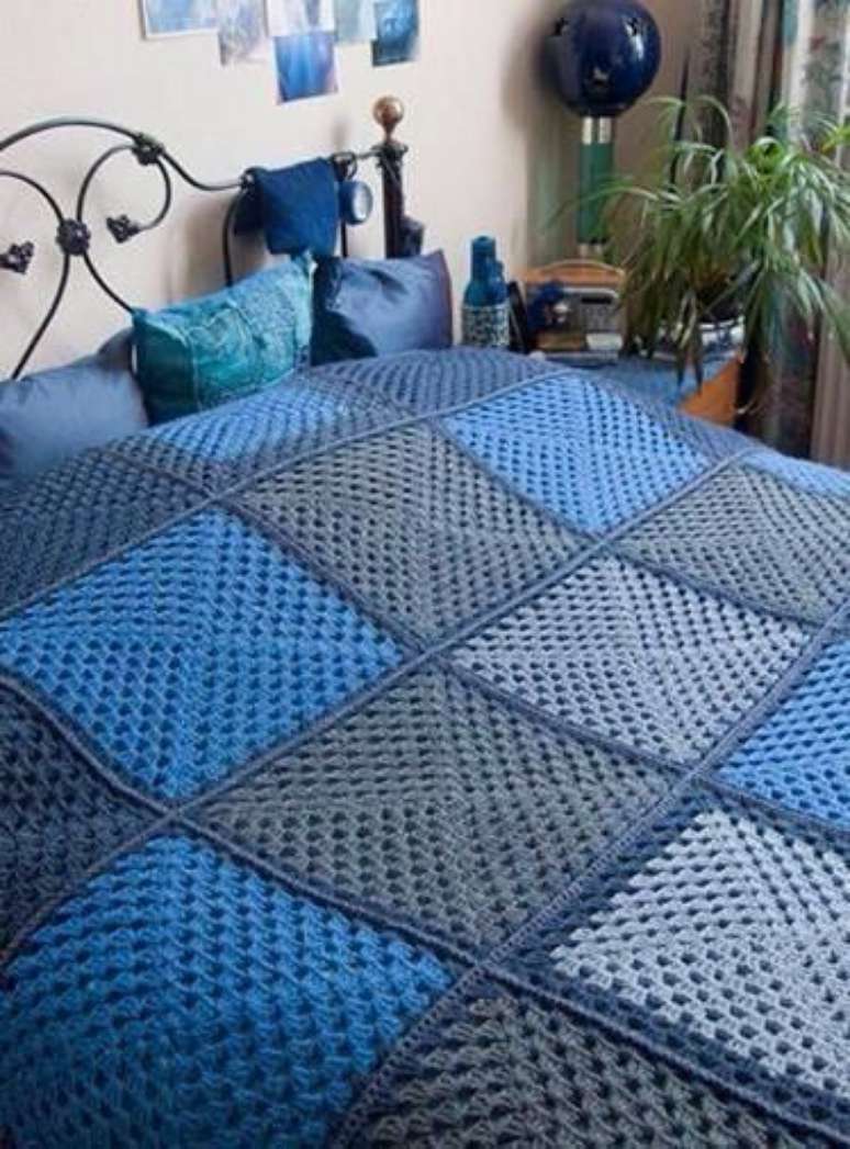 22. A manta de croch&ecirc; quadriculada &eacute; moderna e cl&aacute;ssica ao mesmo tempo. Foto: Meu Mundo de Croch&ecirc;