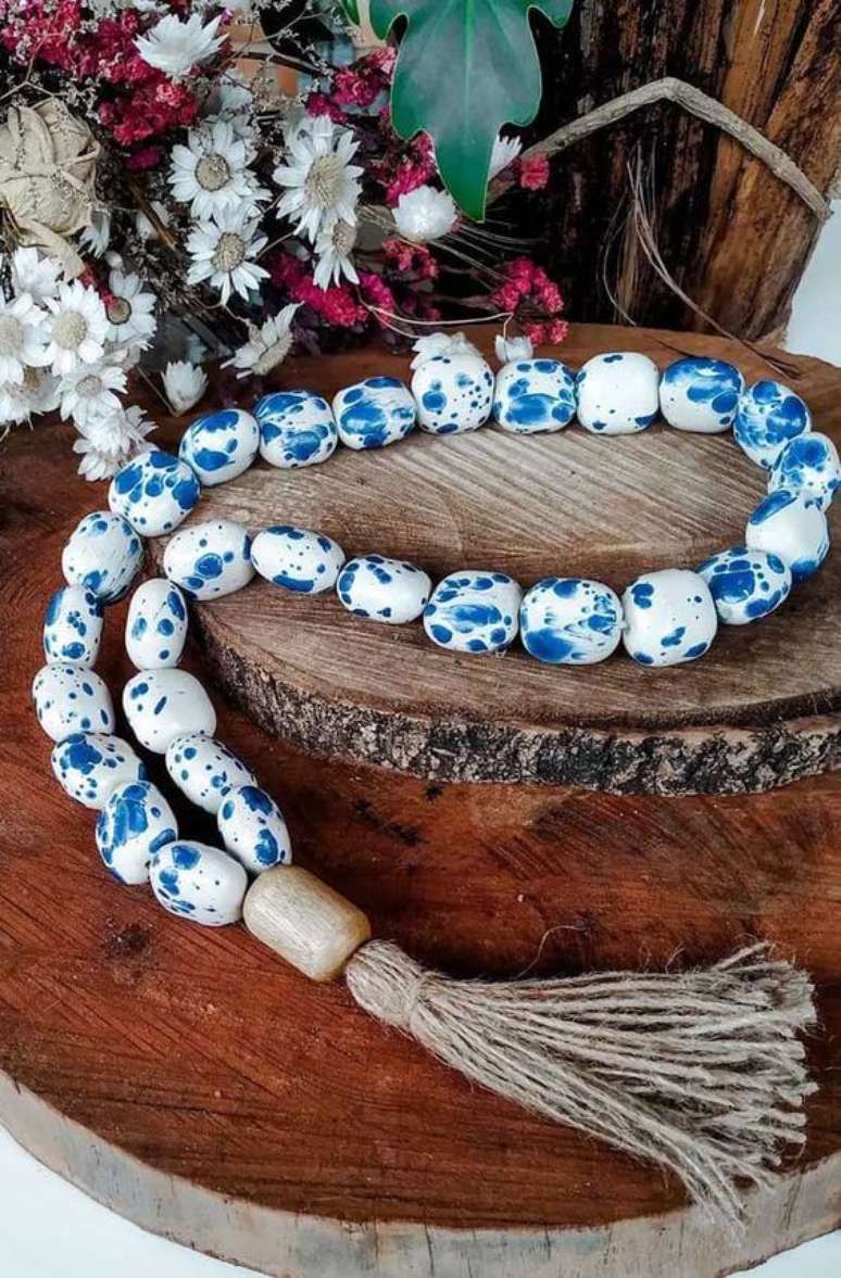 3. Modelo de colar de mesa com pedras azuis. Fonte: Decor F&aacute;cil