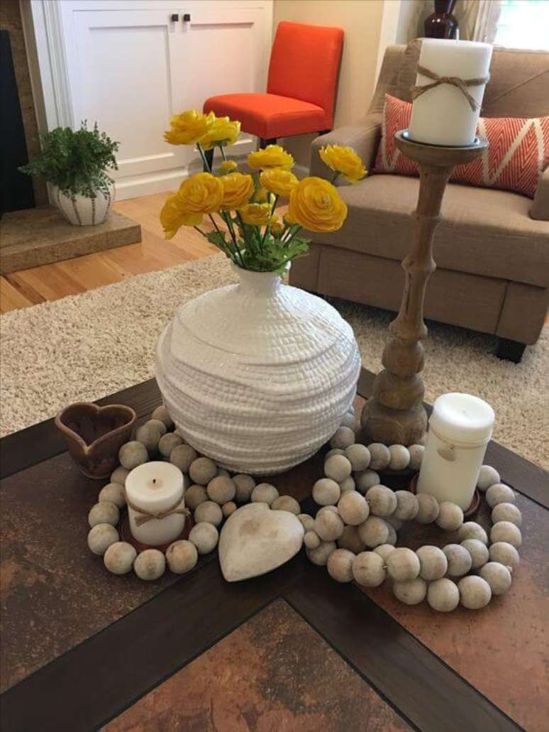 18. Velas e vasos de flores formam uma linda composi&ccedil;&atilde;o junto com o colar decorativo para mesa. Fonte: Allison Messer