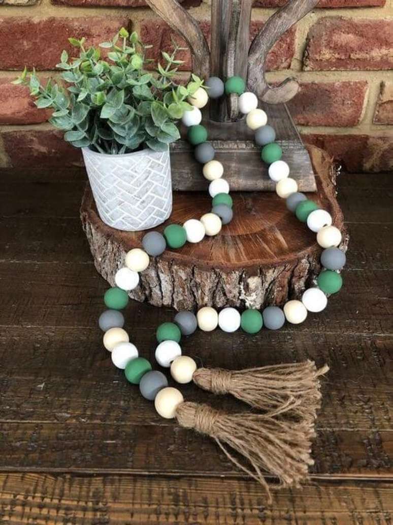 24. Combine o colar de mesa decorativo com outros objetos. Fonte: Olivia Smith Wax Boss