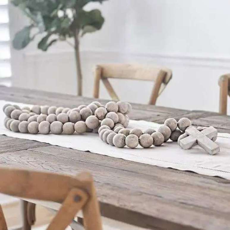 49. Modelo de colar para decora&ccedil;&atilde;o de mesa de jantar de madeira. Fonte: Sugarboo