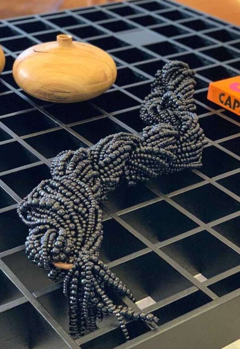 4. Colar de mesa feita com in&uacute;meras mi&ccedil;angas pretas. Fonte: Decor F&aacute;cil