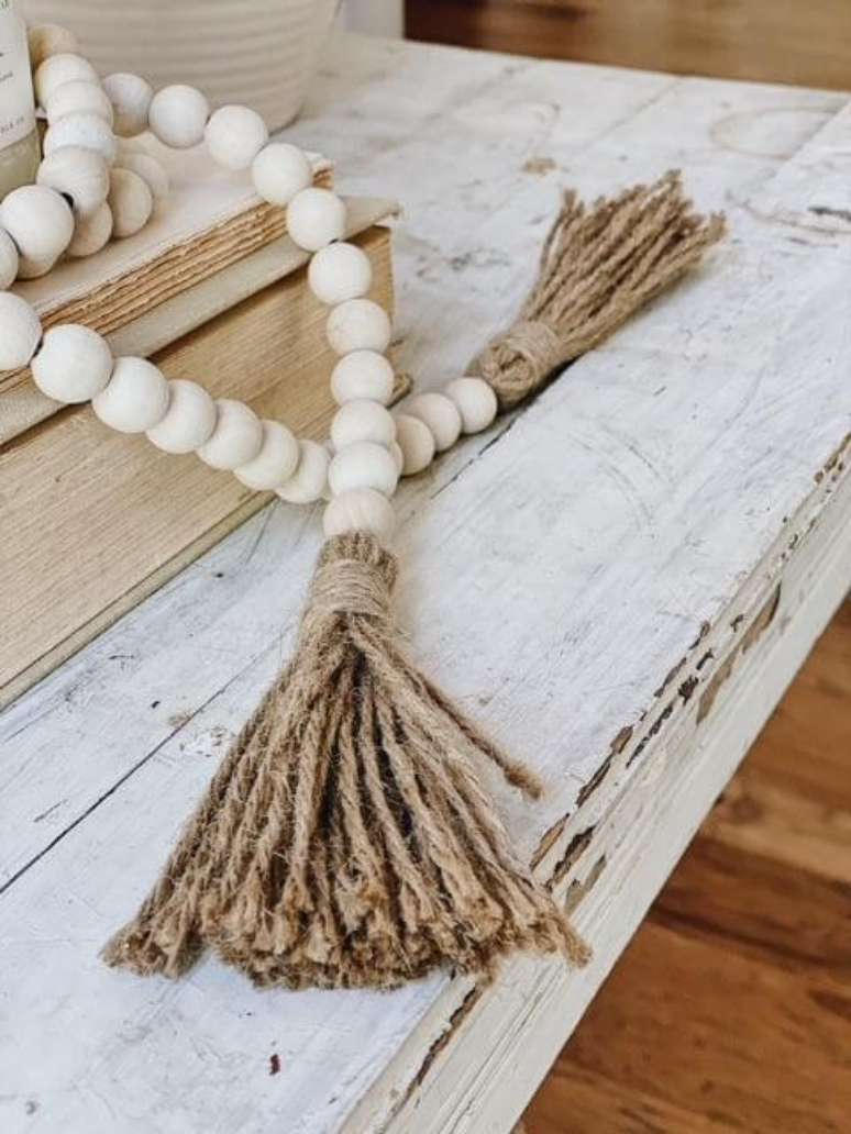 19. Ambiente clean com decora&ccedil;&atilde;o com colar de mesa. Fonte: Faith Family Farmhouse