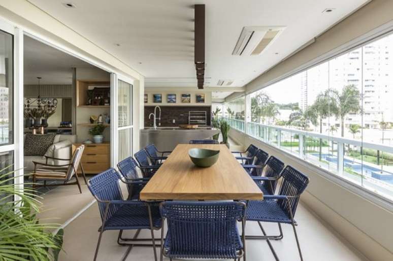 37. Varanda gourmet decorada com mesa de jantar &ndash; Foto Rogerio Galli