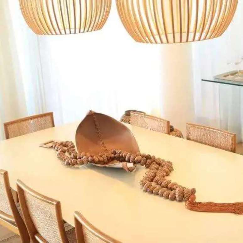 2. O colar de mesa &eacute; um &oacute;timo arranjo para a sala de jantar. Fonte: Gustavo Zamproni