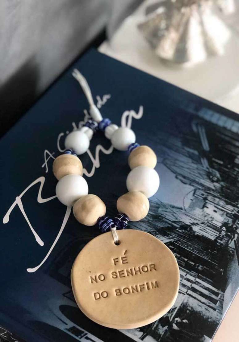 14. O colar de mesa decorativo renova as energias do ambiente. Fonte: Decor F&aacute;cil