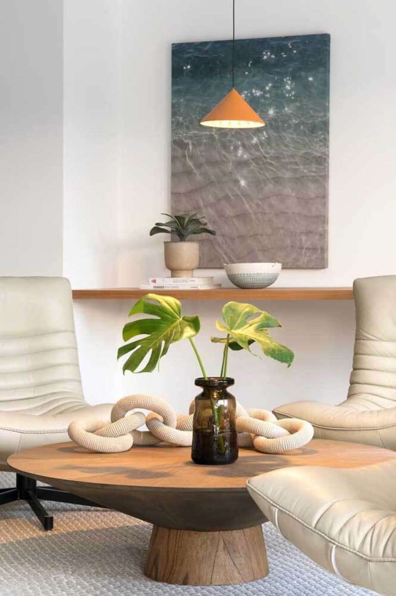 30. O modelo do colar de mesa pode combinar com o acabamento de outros m&oacute;veis. Fonte: Decor F&aacute;cil