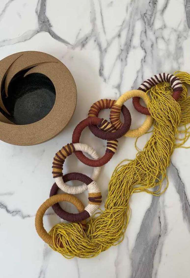 47. Colar decorativo de mesa colorido. Fonte: Decor F&aacute;cil