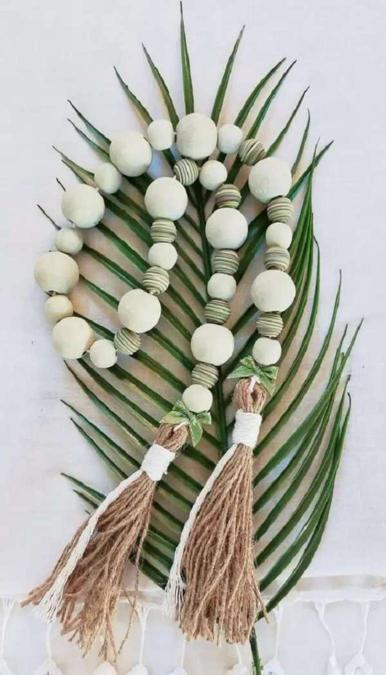 13. A folha traz ainda mais destaque para o colar de mesa. Fonte: Roza Restaura&ccedil;&otilde;es