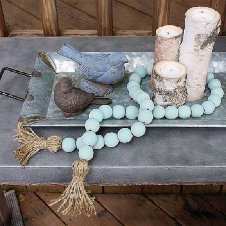 21. Decora&ccedil;&atilde;o com colar de mesa e velas. Fonte: Dila e Dica Decor