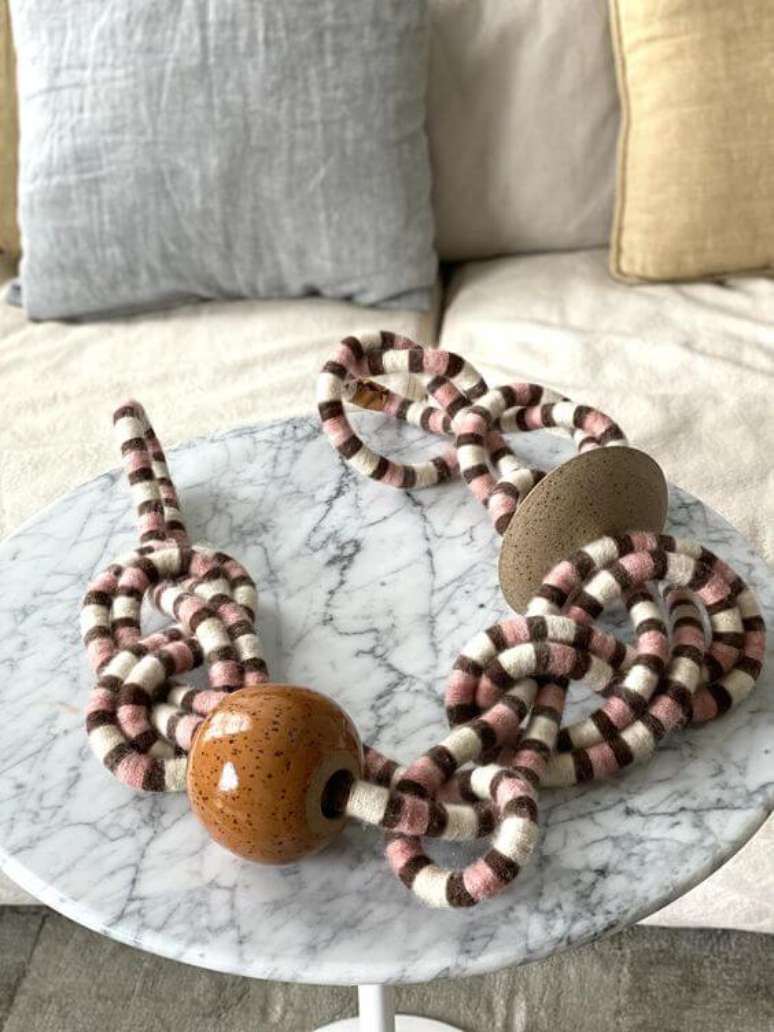 46. O colar decorativo de mesa pode ser feito com diferentes materiais. Fonte: Escultura Malba