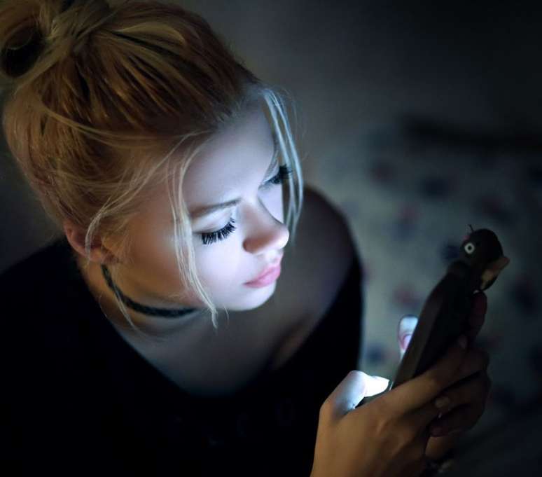 As luzes artificiais vindas das telas tamb&eacute;m s&atilde;o prejudiciais para a pele 