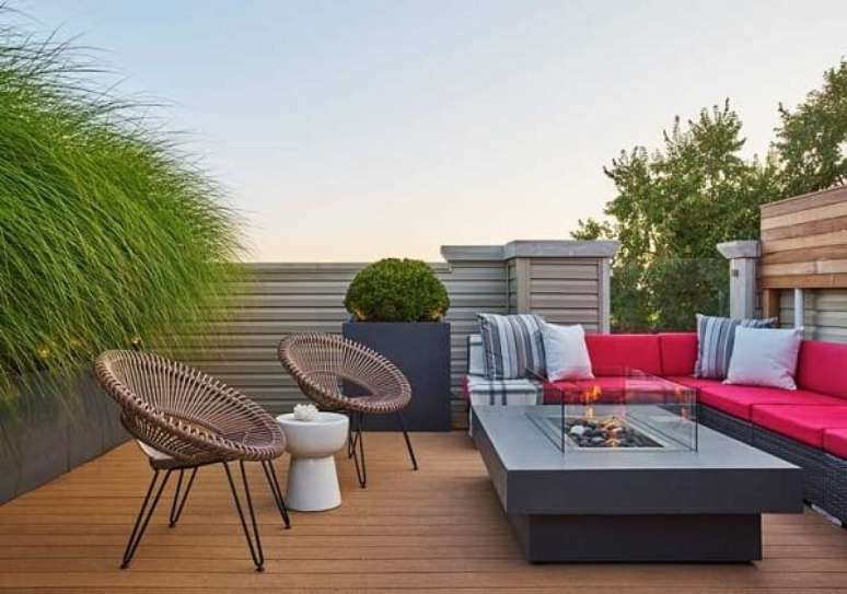 5. Decora&ccedil;&atilde;o de terraco com lareira e m&oacute;veis de inverno &ndash; Foto Houzz