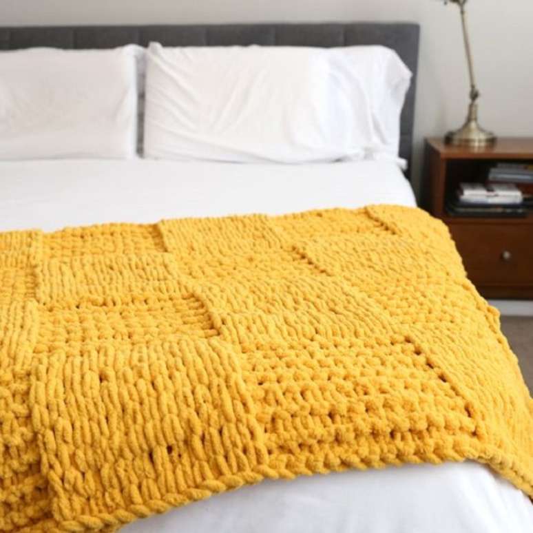 57. Quarto com manta de croch&ecirc; amarelo &ndash; Foto Usalvay